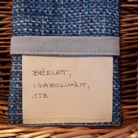 pikk-pakk záras tok, alsó részén egy átlátszó zsebbel, mely bérlet vagy igazolvány helye lehet