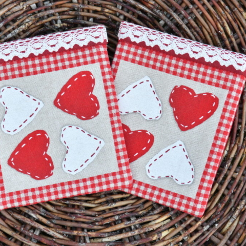 natúr-fehér-piros színvilágú, 14x16cm méretű, pikk-pakk záras tokok, 2x2db szivecskével, felső szélén csipke mintával - az összhatás olyan, mint egy befőttesüveg
